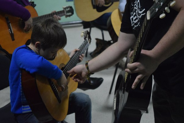 Уроки игры на гитаре в Белгороде. Музыкальная школа для взрослых и детей Мьюзикметод.